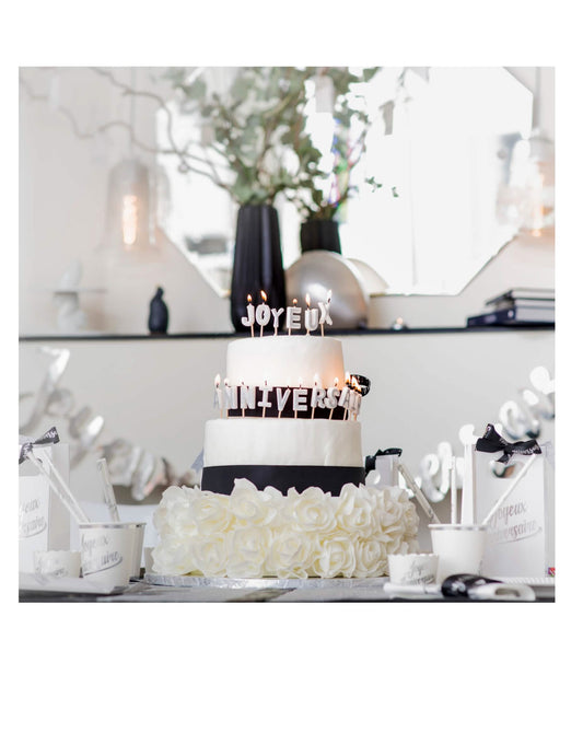 Mise en situation sur un gâteau des bougies joyeux anniversaire pour fête argenté métallisé avec pics