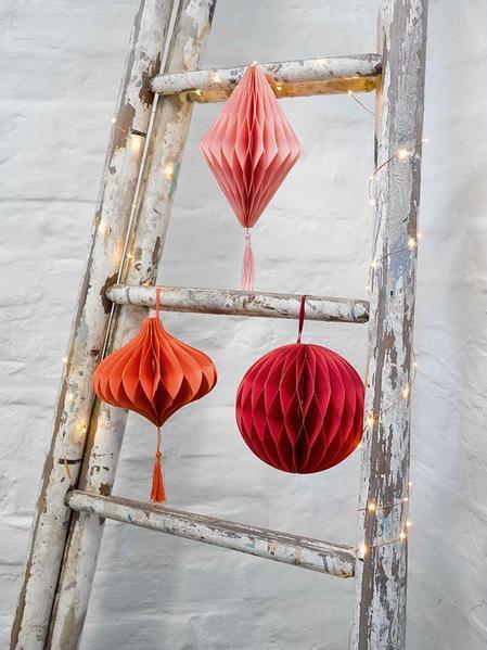 Narancssárga méhsejt papírból készült akasztólabda 15 cm buliba