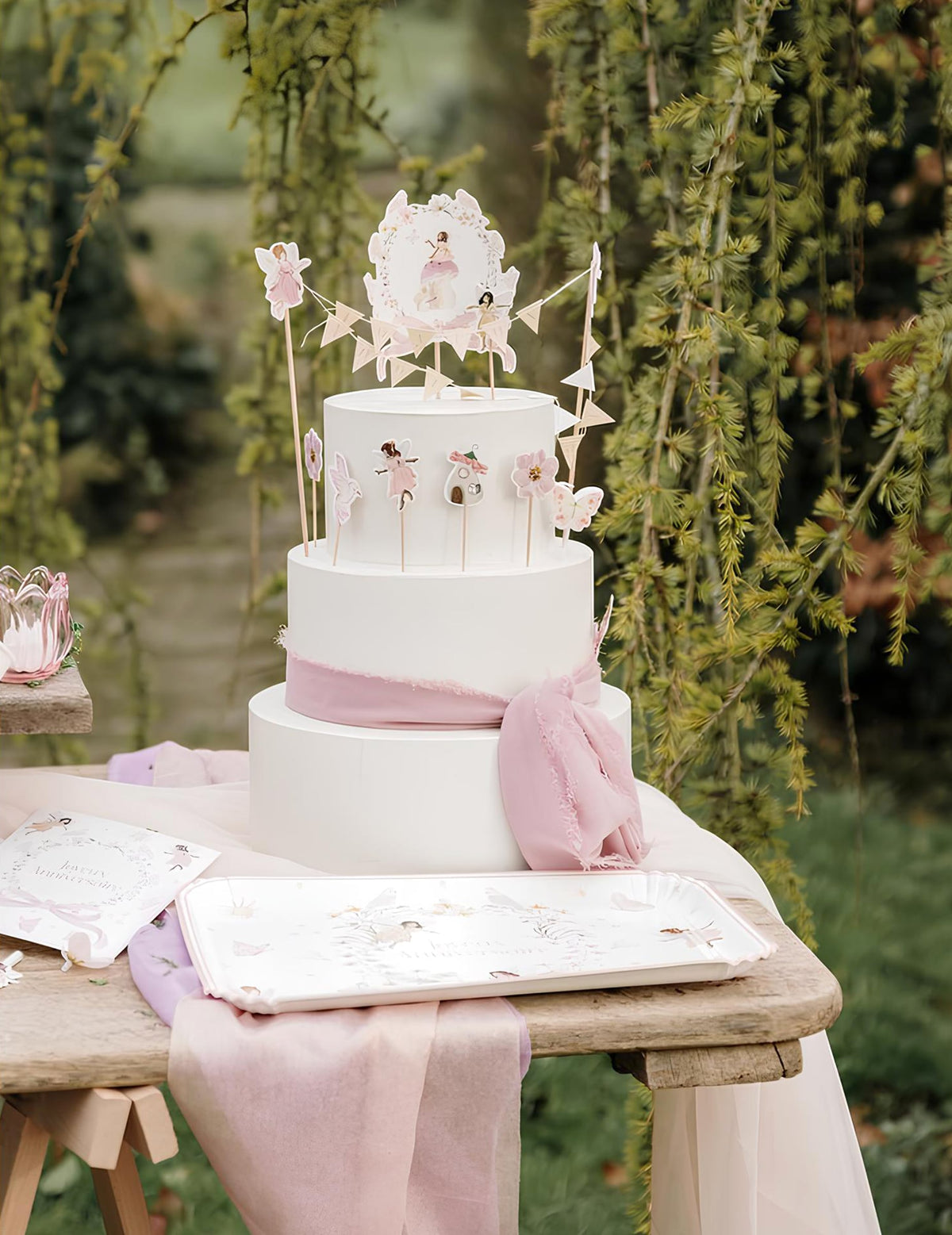 Mise en situation sur un gâteau du cake topper guirlande joyeux anniversaire fée
