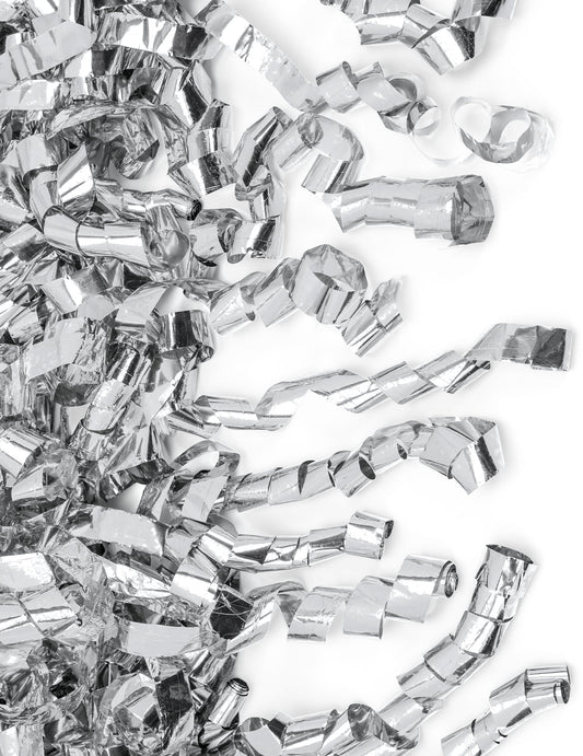 Gros plan sur les serpentins du canon à confettis serpentins argentés