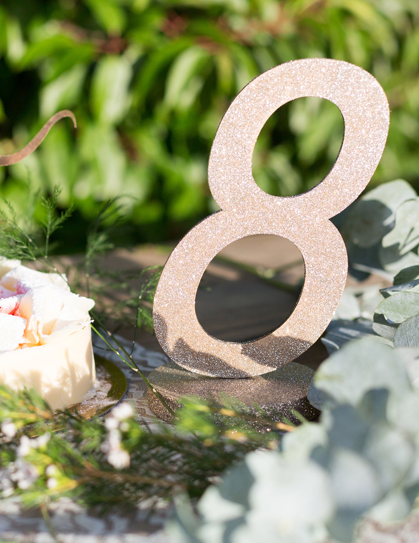 8-as számú asztaldísz, csillogó fa, pezsgőszín 20 cm parti dekorációk