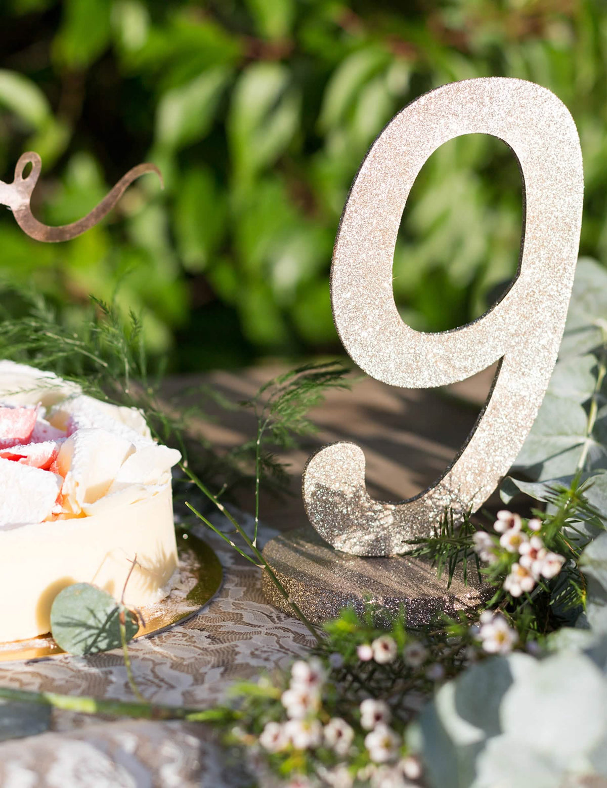 9-es számú asztaldísz champagne színű, csillámos fa talppal