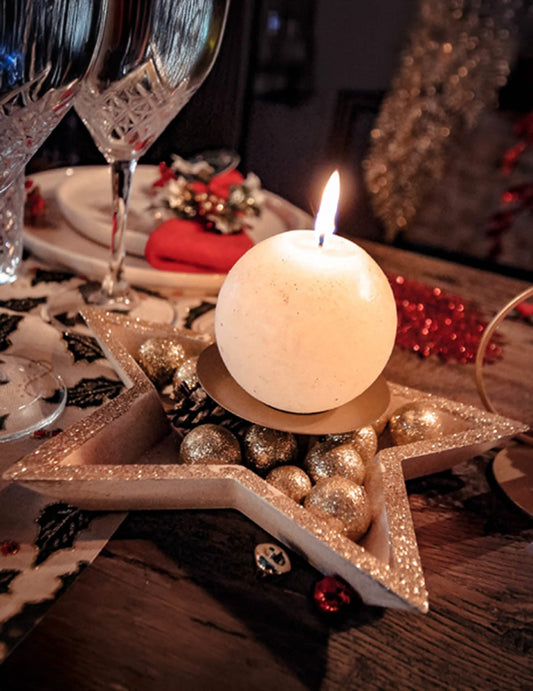 Mise en situation sur une table de fête du centre de table bougeoir étoile pour noël