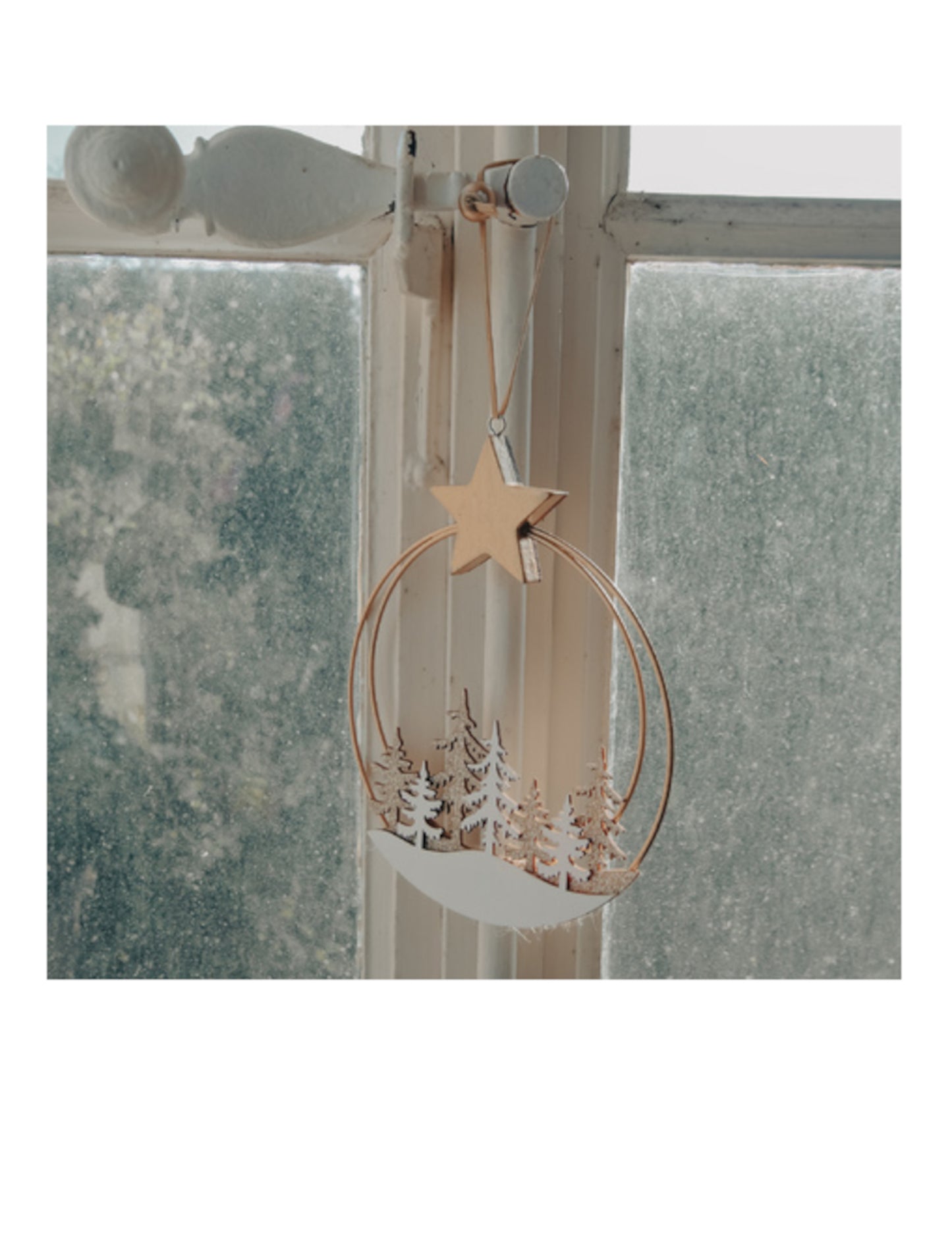 Havas erdő függő kör 16,5 x 19,5 cm arany csillaggal
