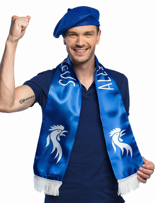 Mise en situation avec chapeau bob et ballon de l'Echarpe Allez les bleus pour supporter