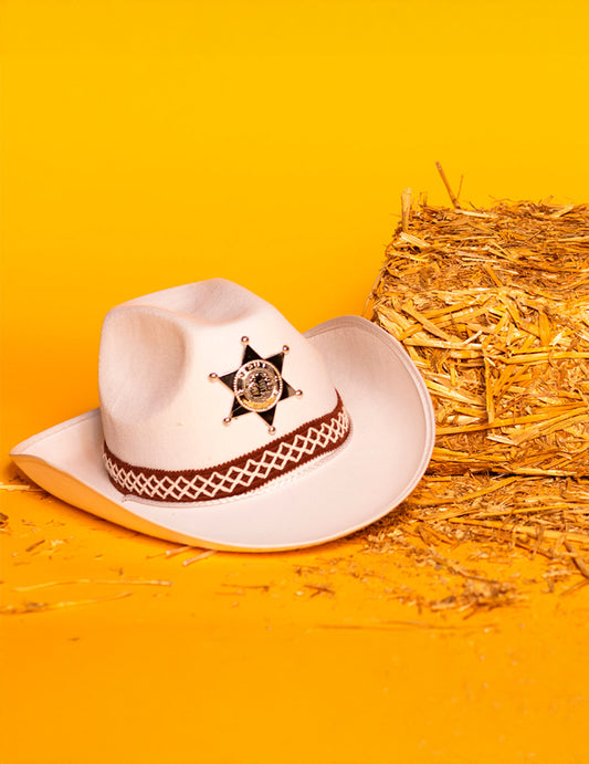 Mise en scène avec botte de paille du chapeau shérif pour enfant