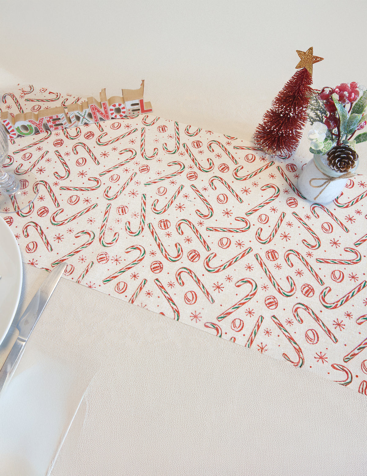 Vue en situation du chemin de table en toile sucre d'orge et paillettes pour décoration de Noël