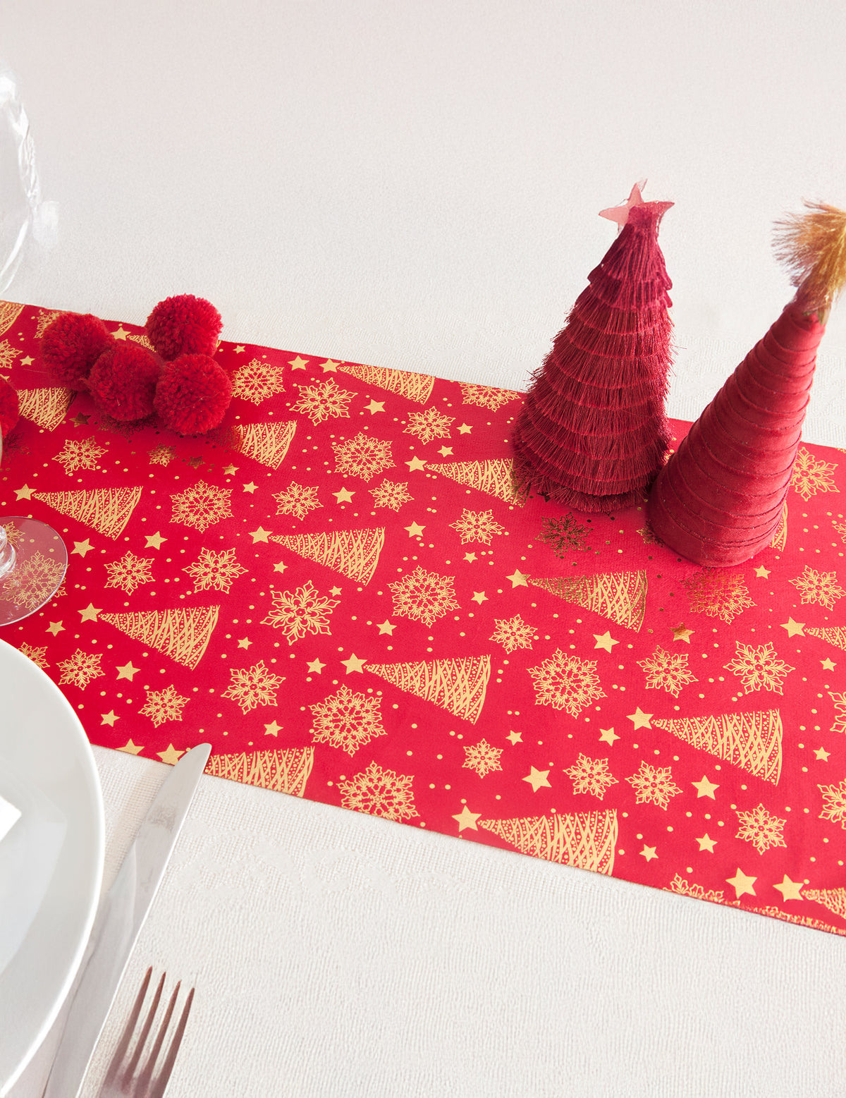 Mise en situation du chemin de table sapin doré pour Noël rouge en velours