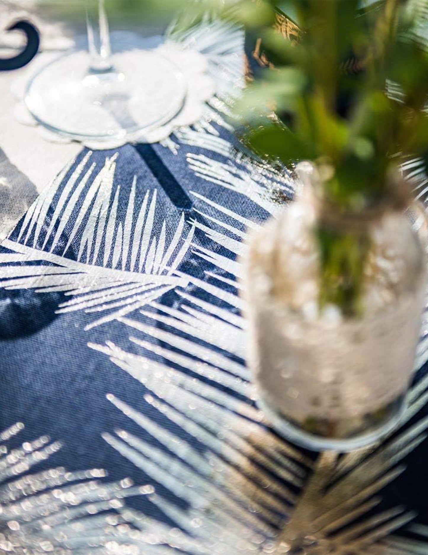 Sikkes sötétkék vászon asztali futó arany páfrányokkal 28 cm 5 méter