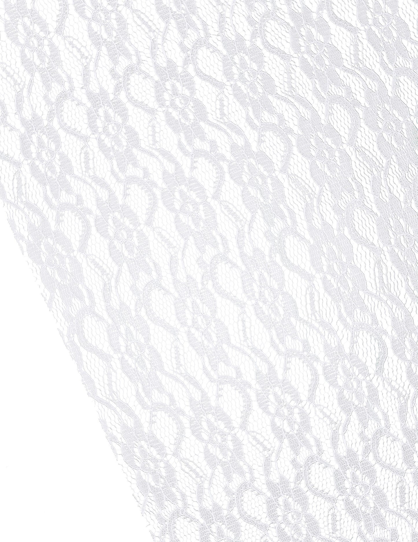 Gros plan sur les motifs floraux du chemin de table en dentelle mariage romantique