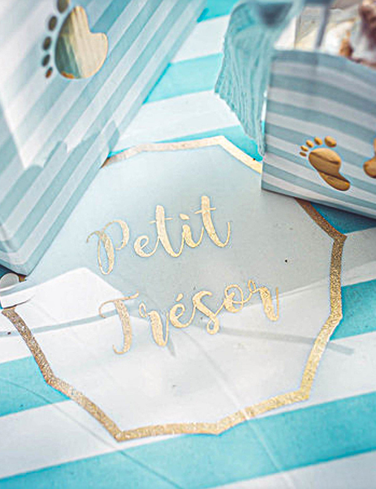 Gros plan sur l'inscription dorée du chemin de table Petit Trésor