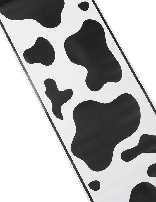 Gros plan sur les motifs à taches du chemin de table vache