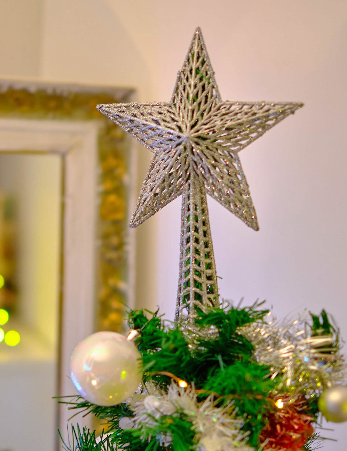Közelkép a karácsonyi díszítéshez való csillag alakú fenyőcsúcsdísz szerkezetéről