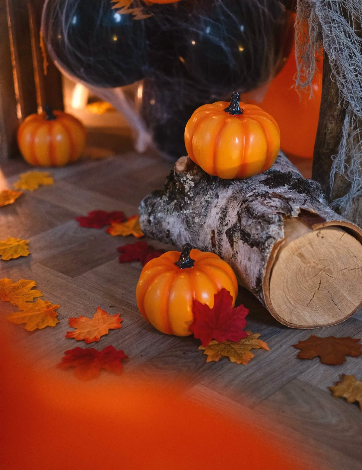Halloween gyantából készült tökkel, farönkkel és őszi levelekkel rendezett díszlet