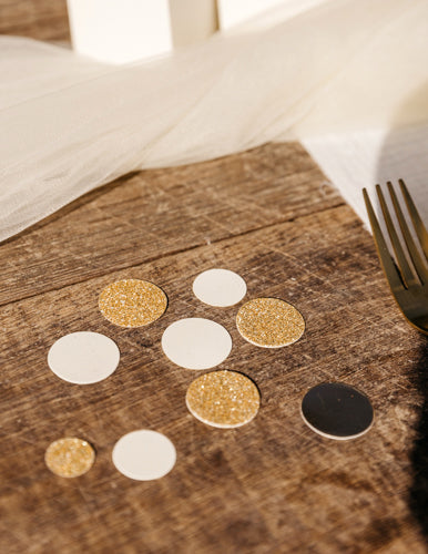 Elefántcsont színű asztali konfetti és arany csillámpor az elegáns dekorációhoz