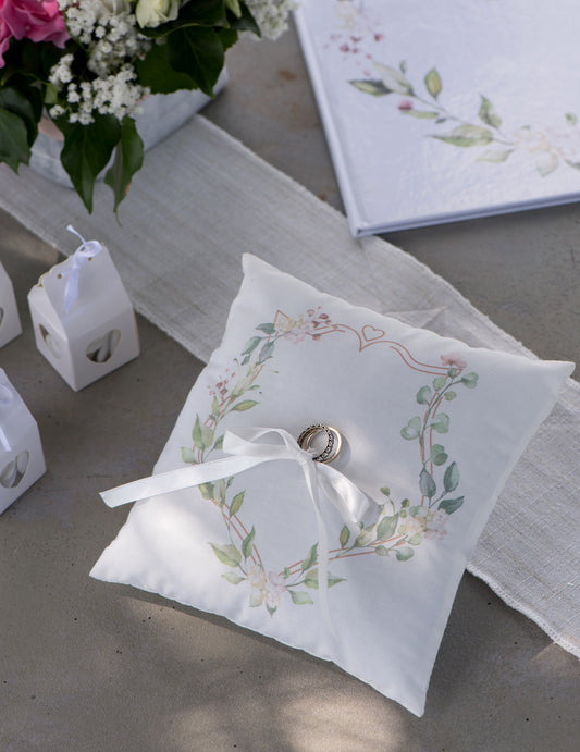 Coussin d'alliances motif végétal pour mariage blanc avec feuilles vertes