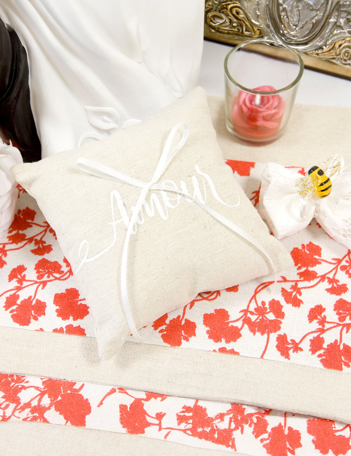 Gros plan sur l'inscription du coussin pour alliances Amour