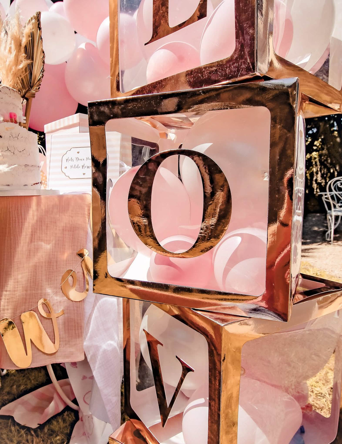 Nagyítás az átlátszó, személyre szabható lufikockán lévő o betűről, rose gold parti dekorációhoz