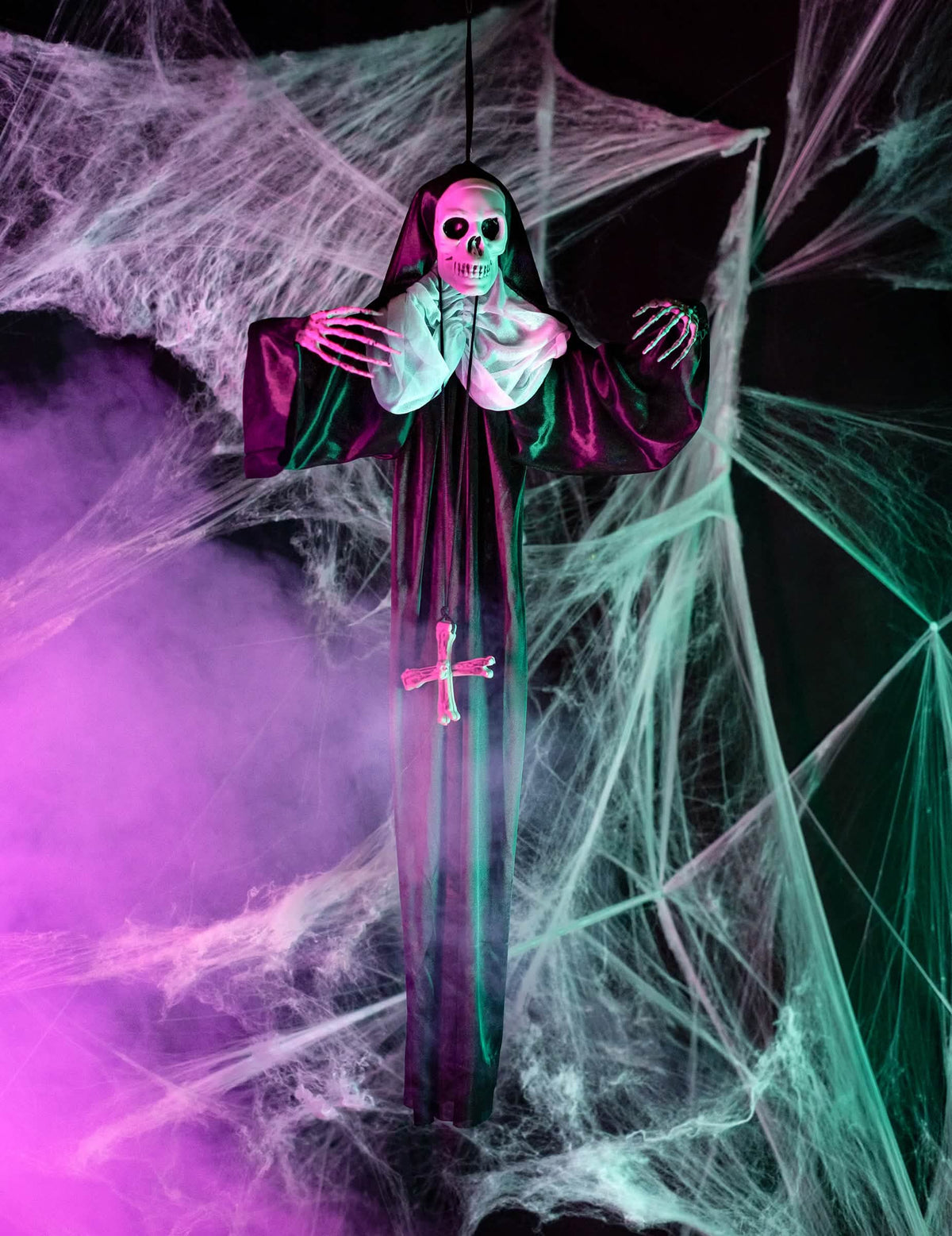 halloween dekorációs környezetbe helyezett függesztett apáca dekoráció