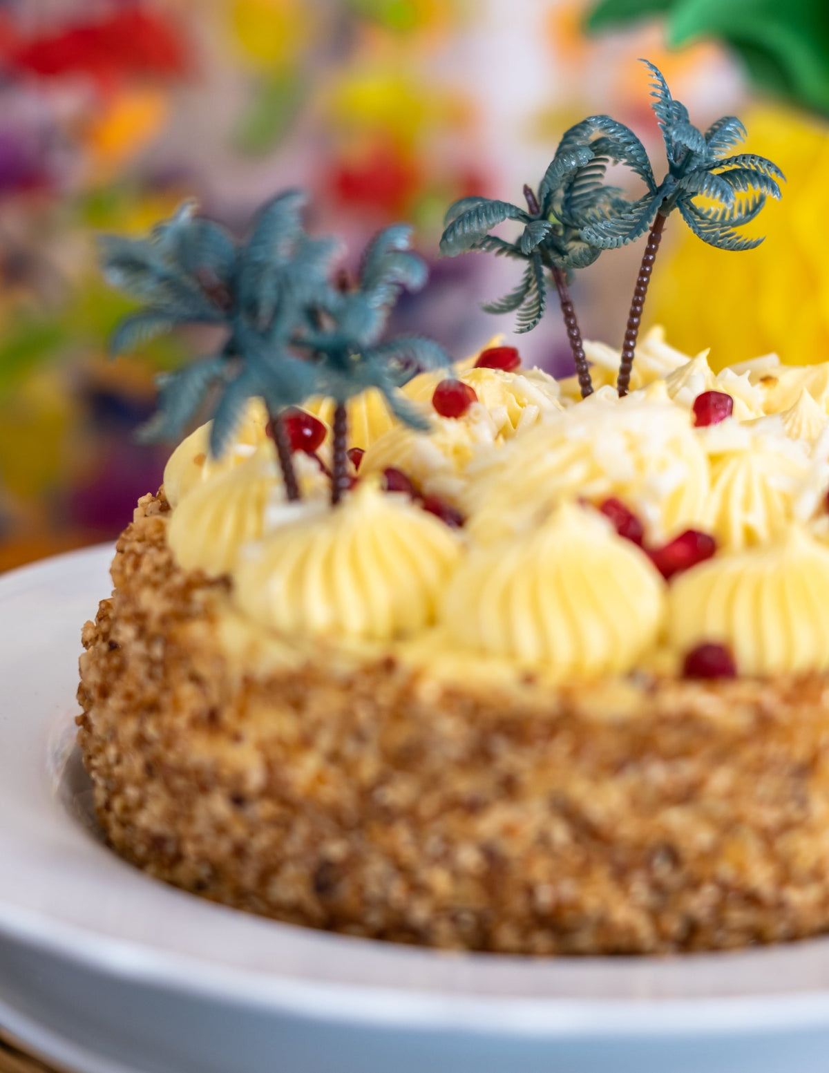 Közelről a pálma tortadekorációs elhelyezésének bemutatása egy tortán