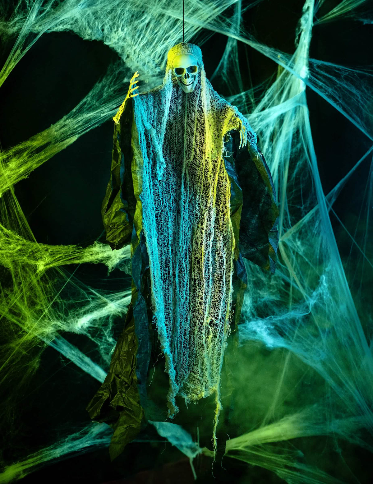 Színpadkép pókhálókkal, a halloweeni kaszás dekorációhoz