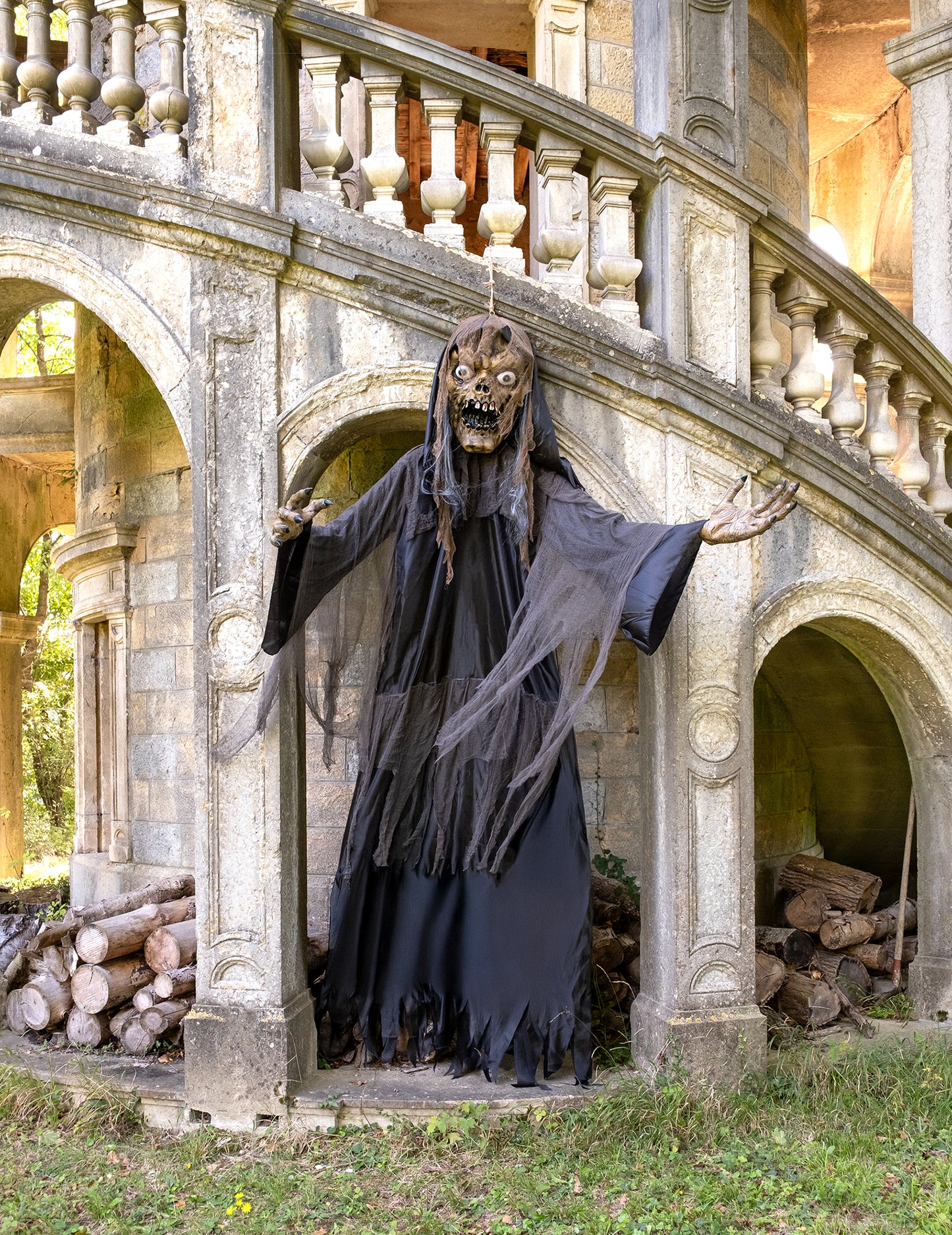 Óriás halloweeni dekoráció: függő boszorkány/zombi, 3,50 m