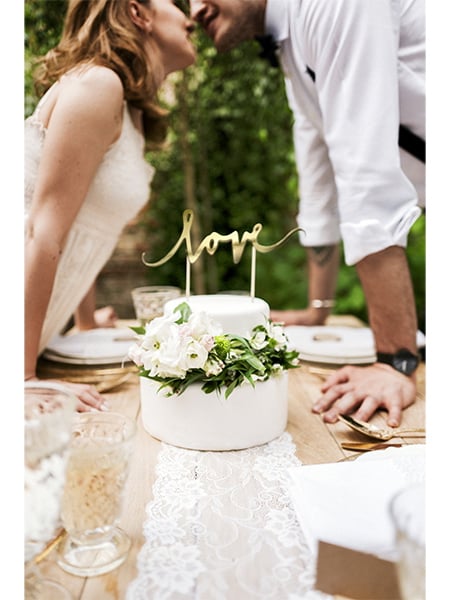 Arany színű 'love' tortadísz 16,5 x 23 cm esküvőre