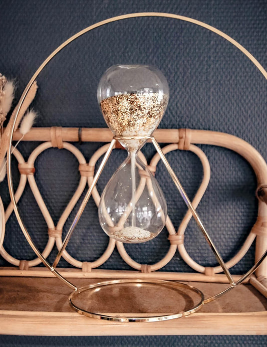 Gros plan de la décoration sablier métal or pour fête