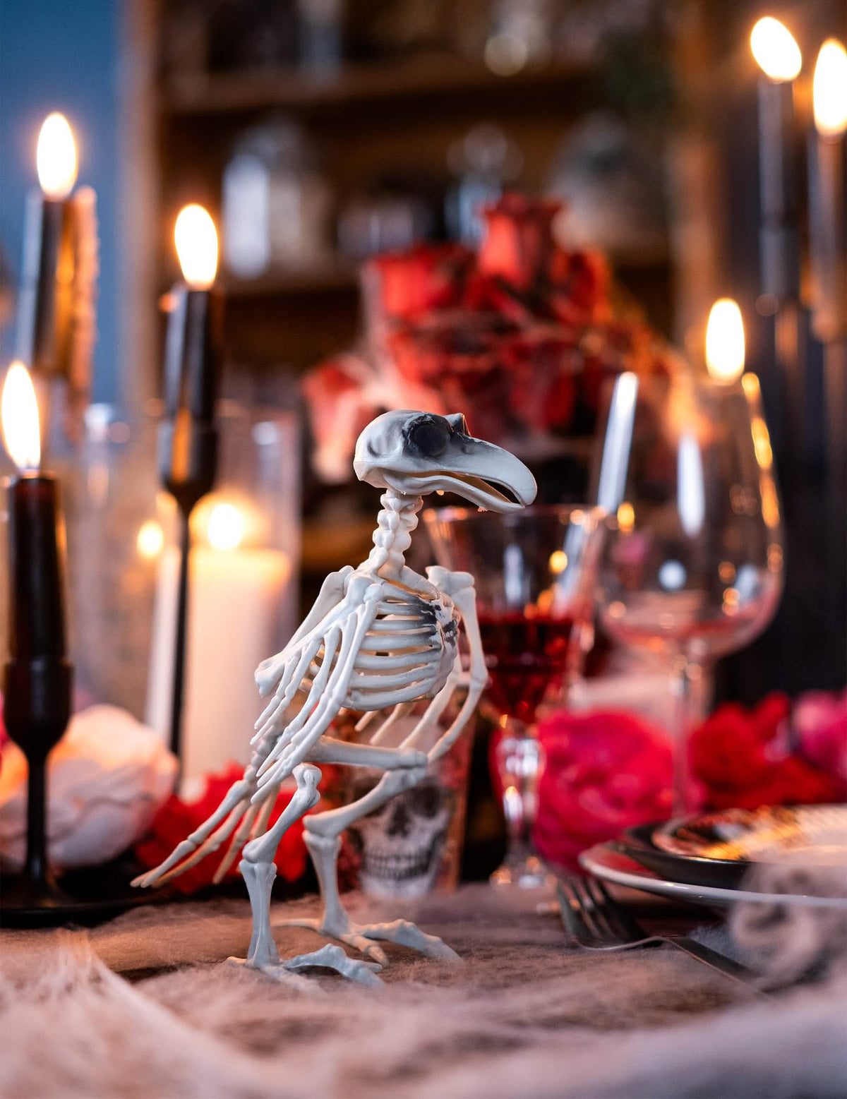 Tálalás halloween gyertyák a holló csontváz dekorációjához