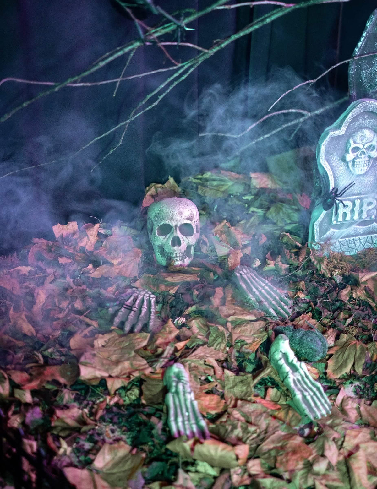 Lehullott levelekből előbukkanó csontváz dekorációk 21 darab csontváz és sírkő halloween