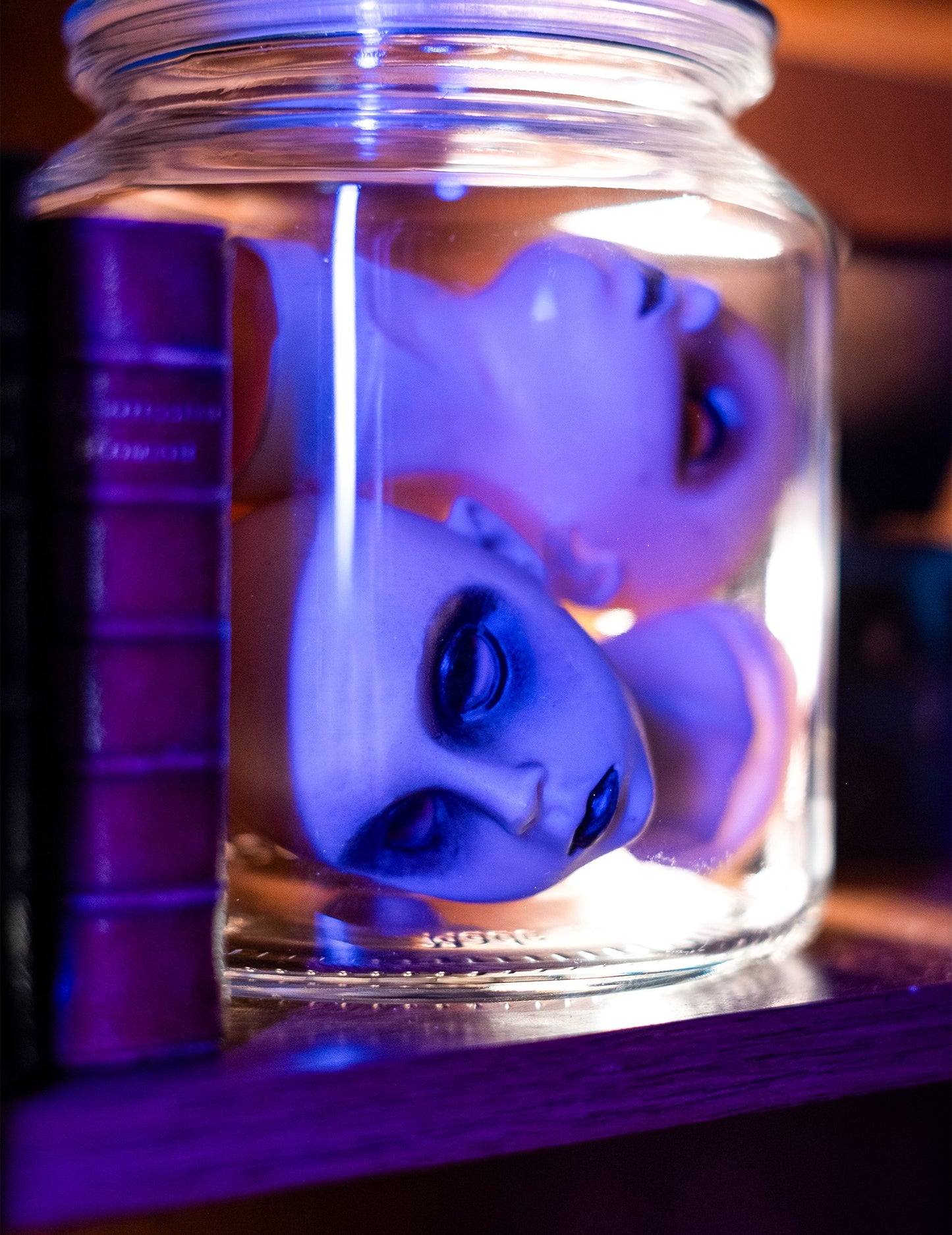 Gros plan sur l'effet de lumière bleue des décorations têtes de poupées cadavériques