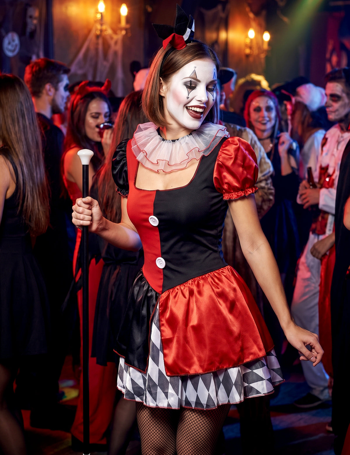 Piros és fekete harlequin jelmez nő