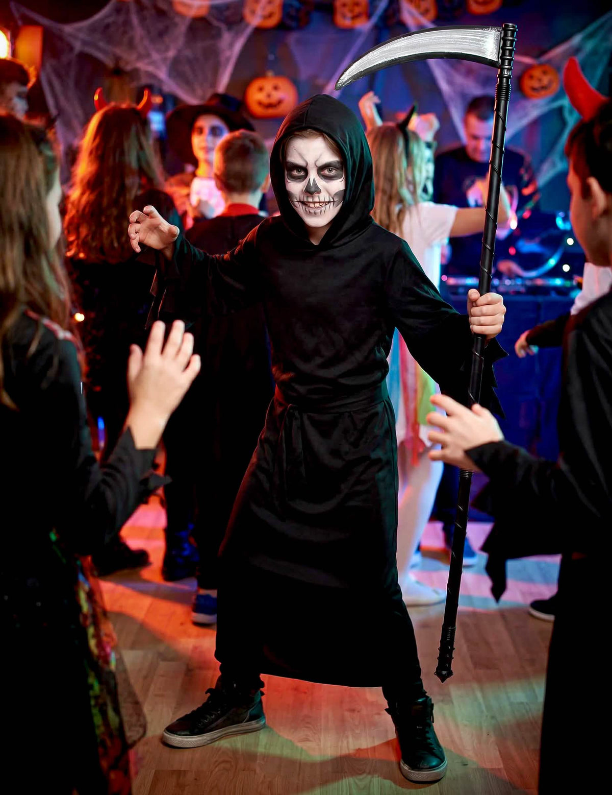 halloween-i helyzetben a Lélekkaszás jelmezben