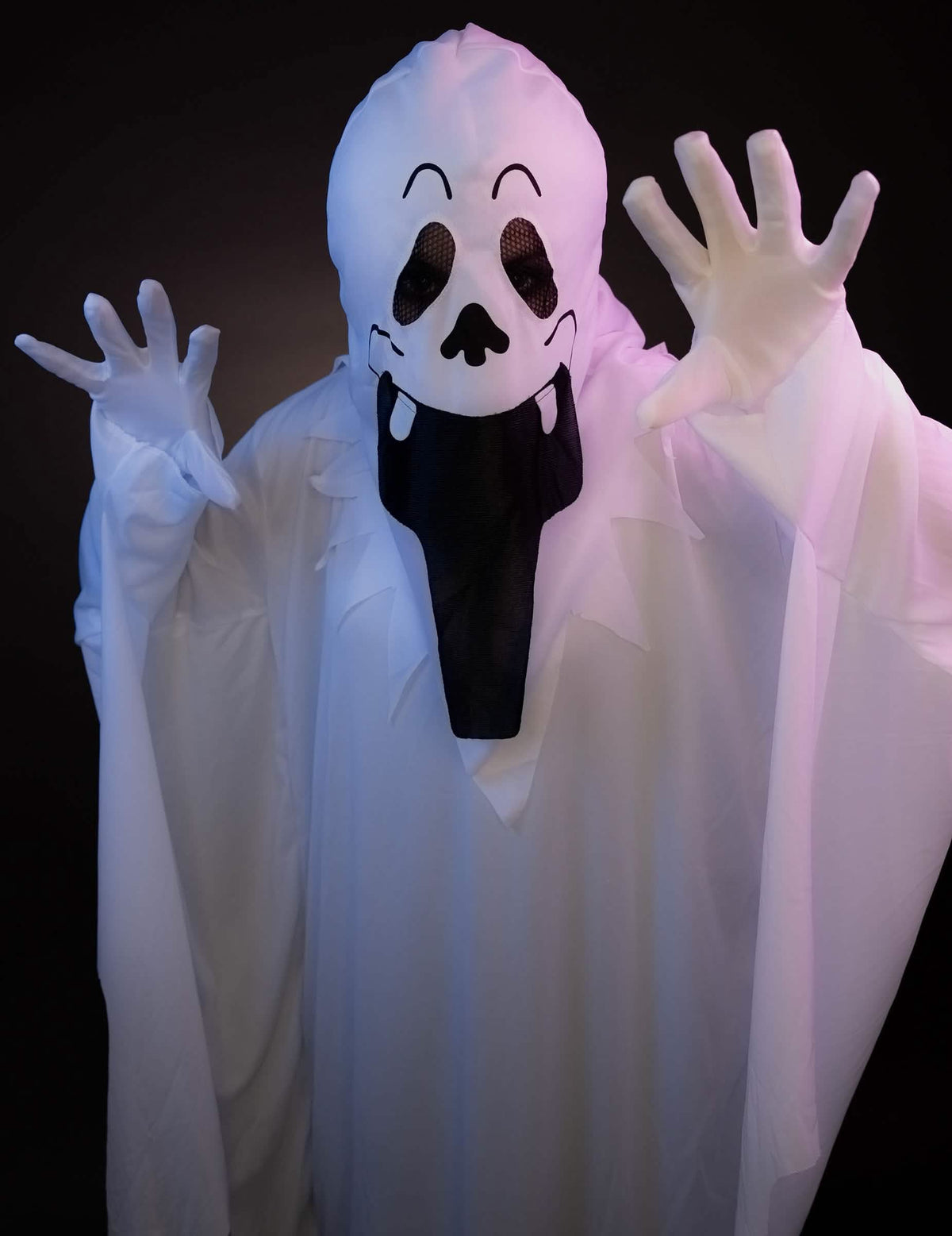 Közelről a halloween-i szellemjelmez maszkjára