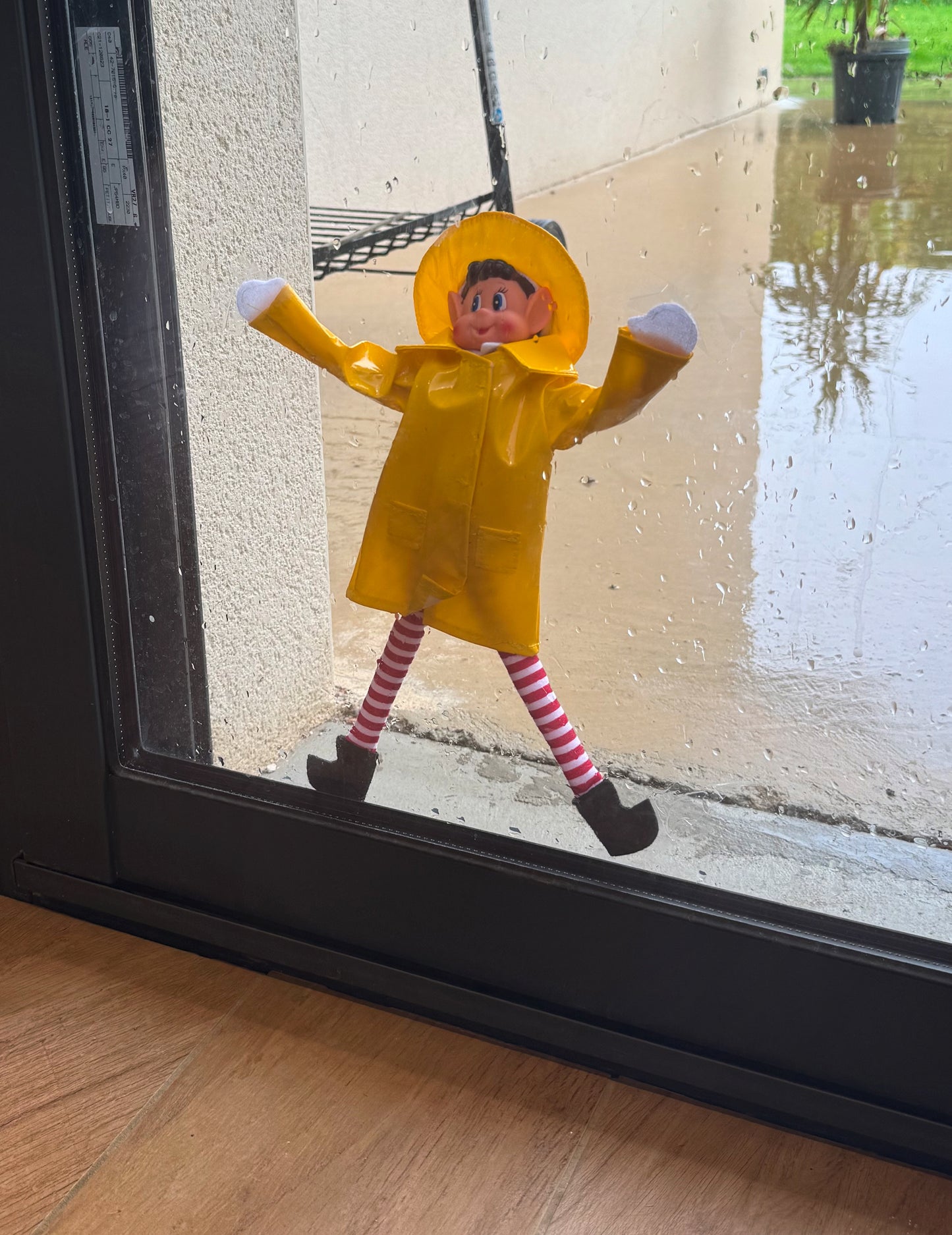 Sárga esőkabát jelmez kalappal egy huncut manóbabának