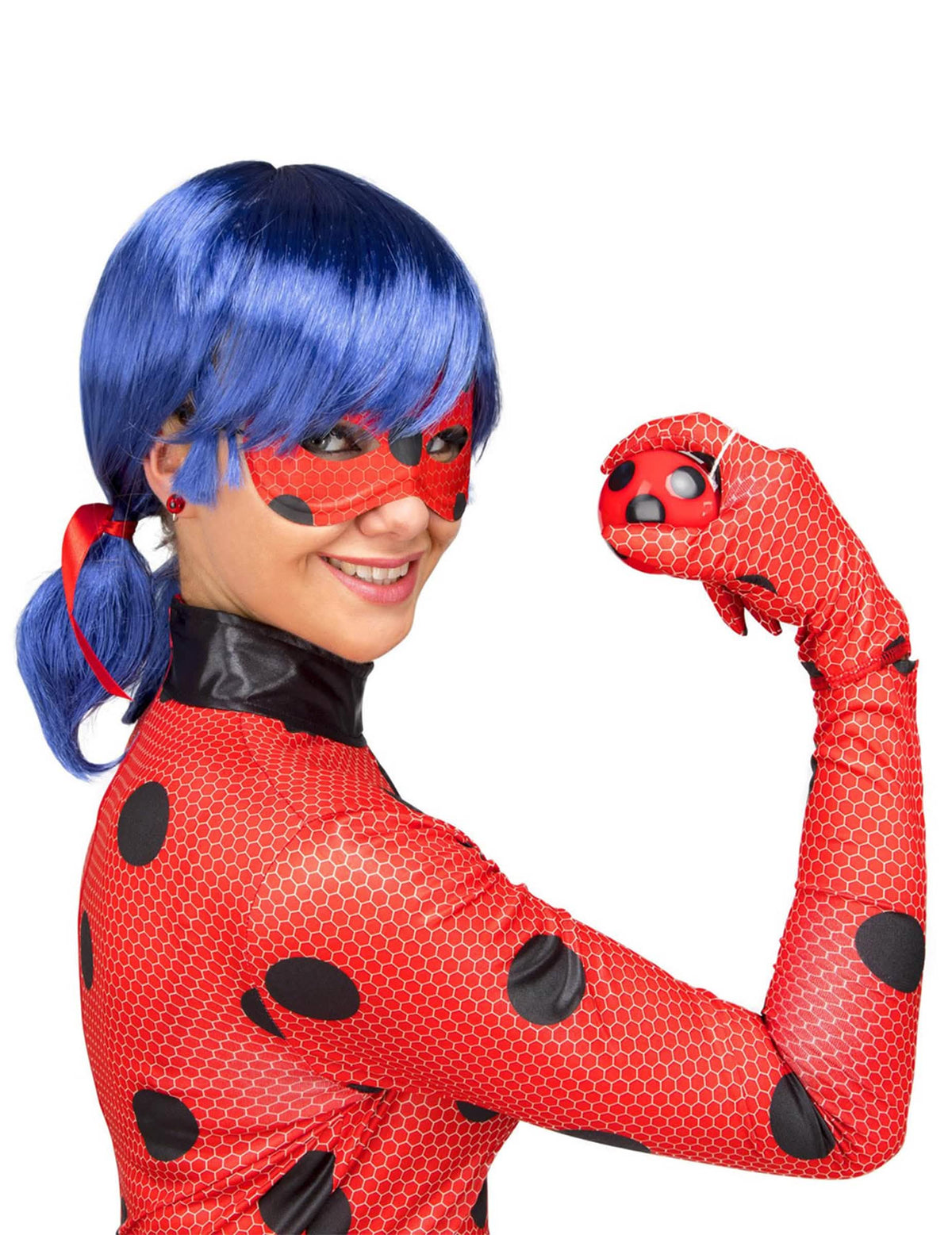 Oldalnézet maszkkal és parókával, a teljes Ladybug Miraculous jelmezben