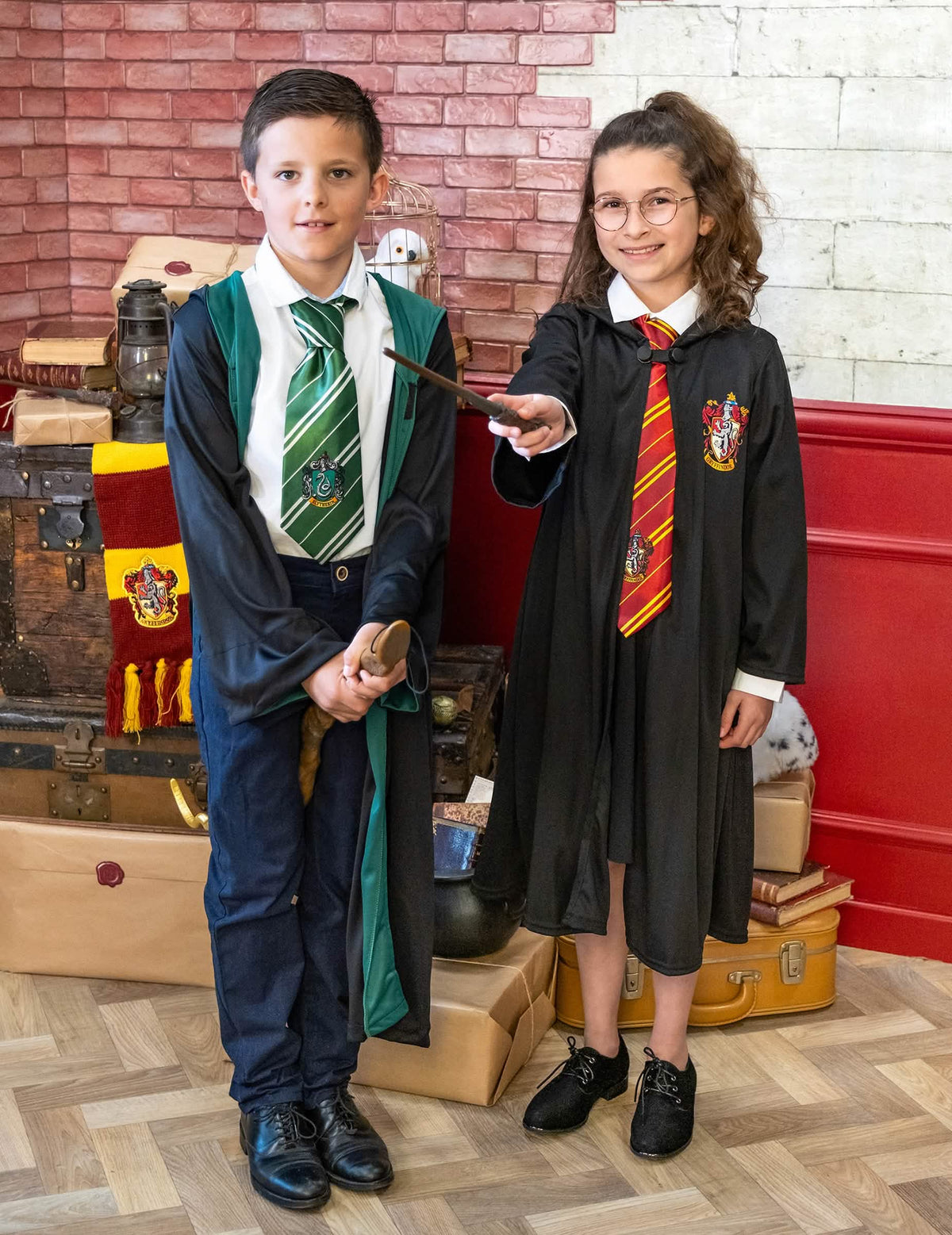 Páros jelenetben Gryffindor Harry Potter luxus varázslóköpeny jelmezben