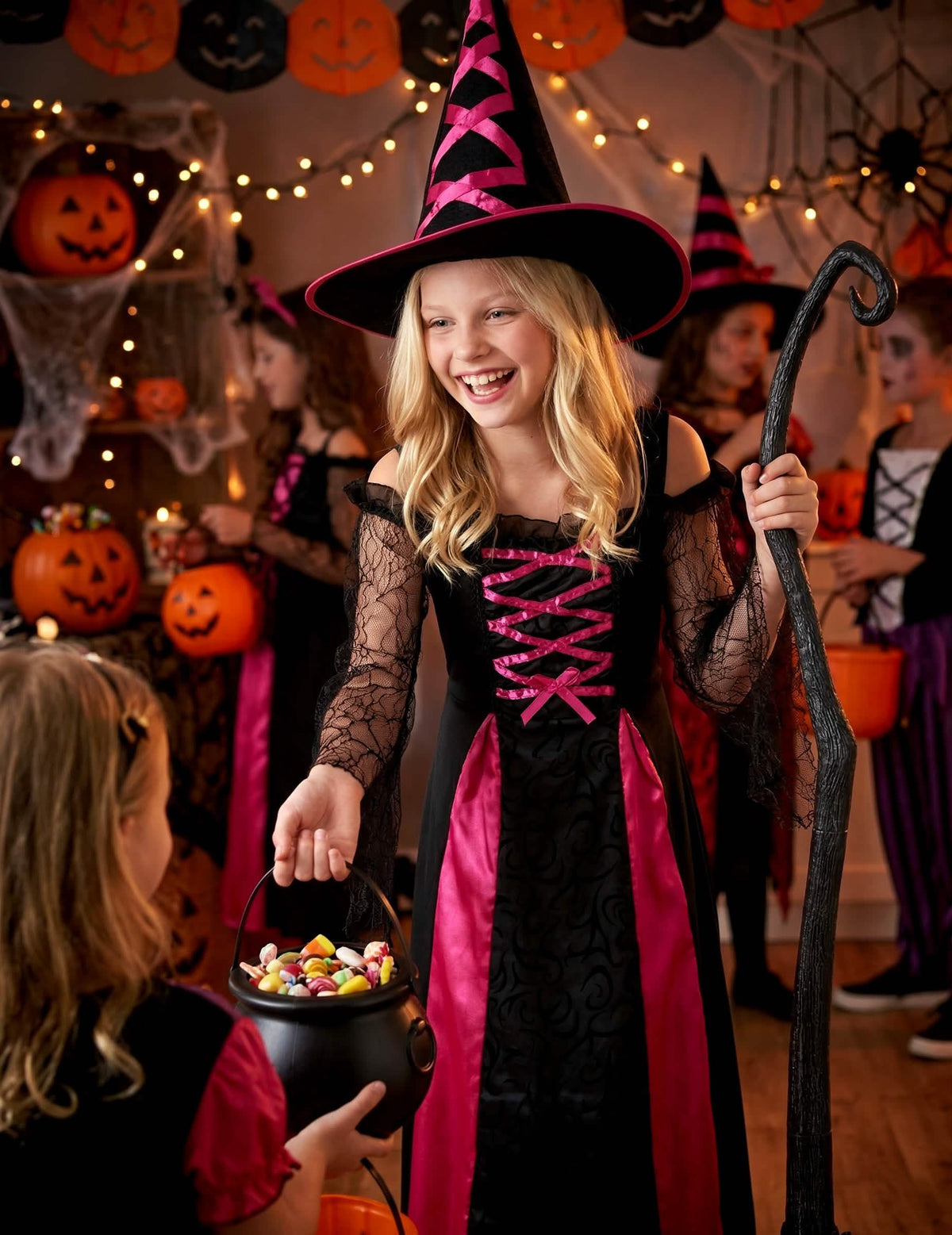 Boszorkányjelmez recézett cukorkás üst halloween-re való jelenetbeállítása