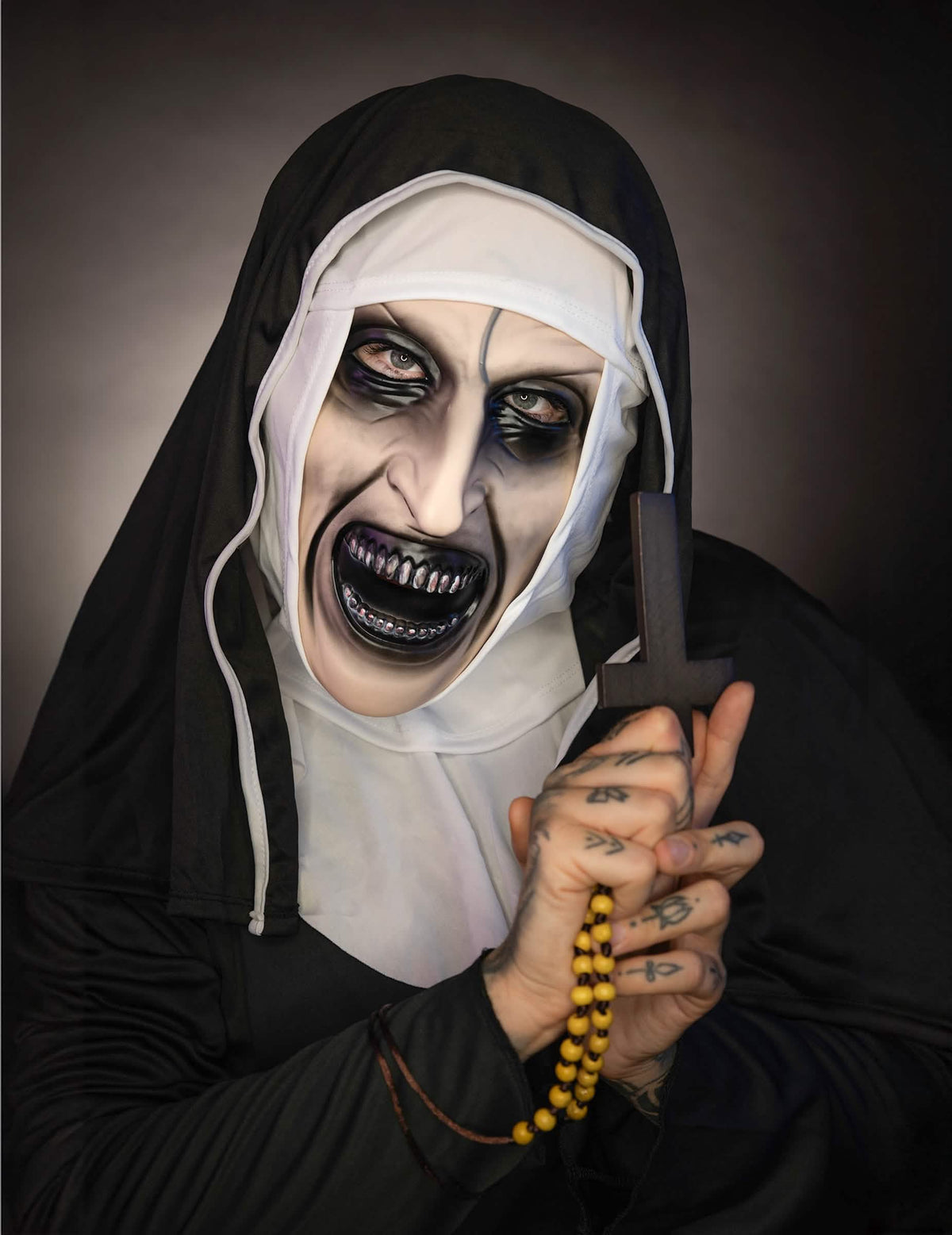 Közelkép a félelmetes maszkra és a The Nun™ felnőtt jelmez rózsafüzérére