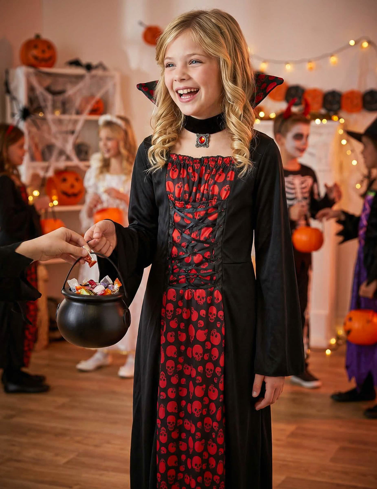Beállítás egy halloween-i bulin: vámpír jelmez lány számára