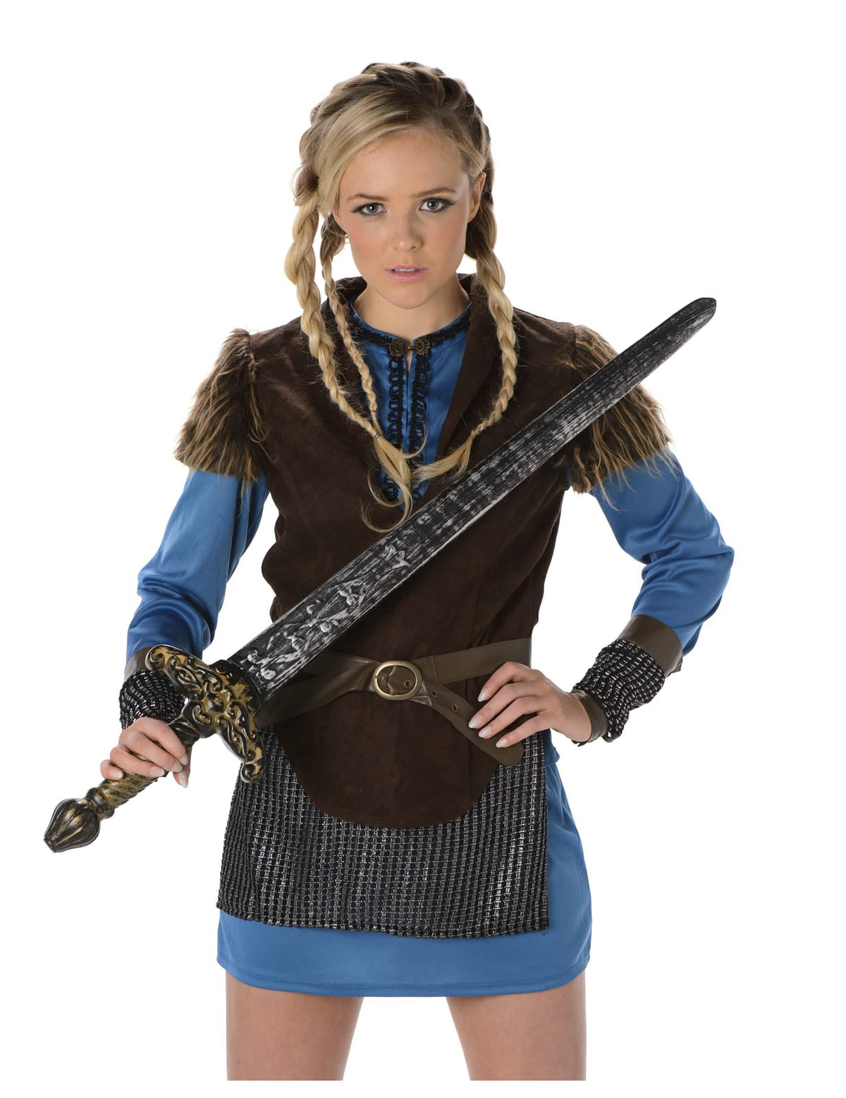 Közelkép a női viking jelmez mellrészéről és kardjáról