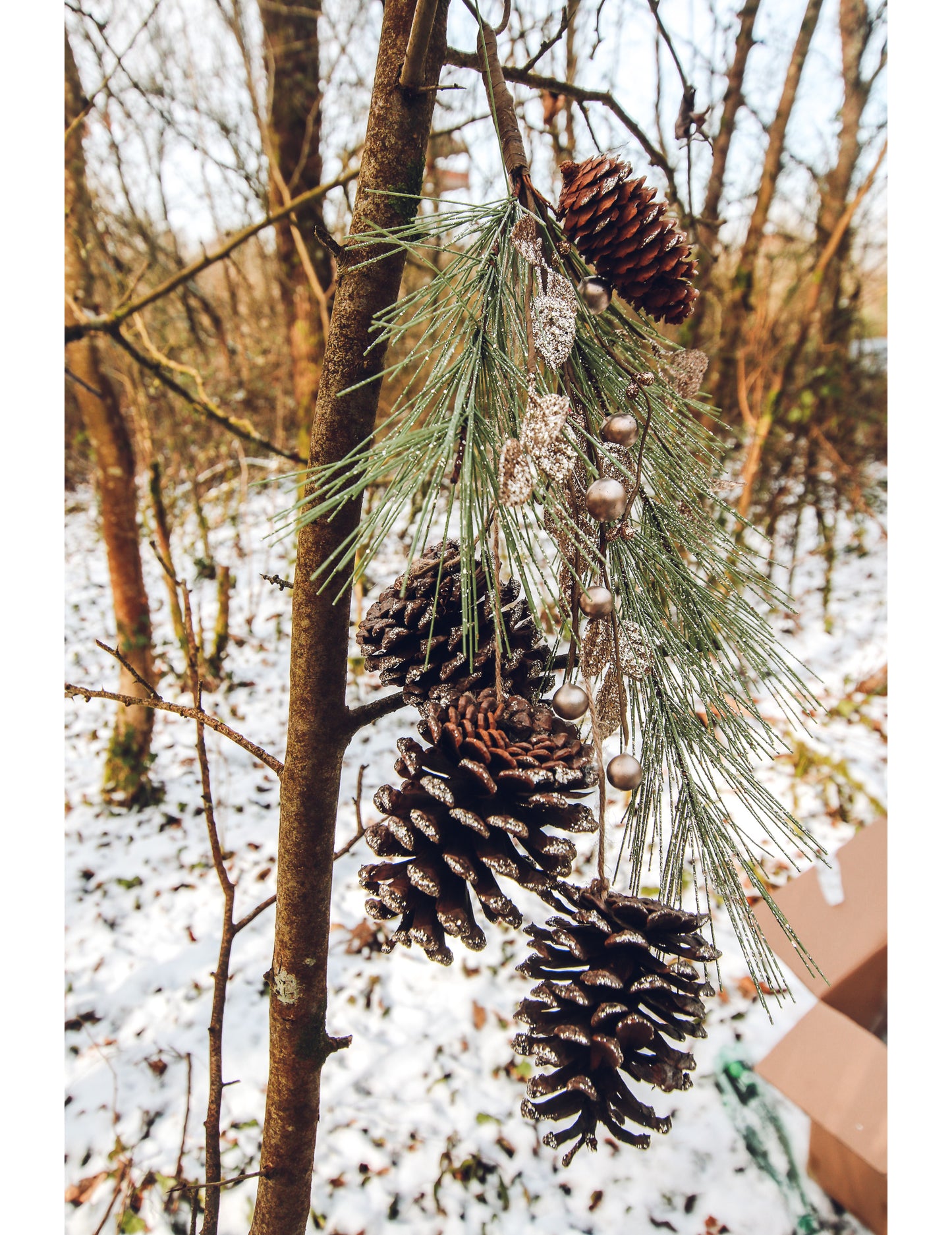 Fenyőtoboz és pezsgőcsillám ereszkedés 45 cm aranyfenyőfa