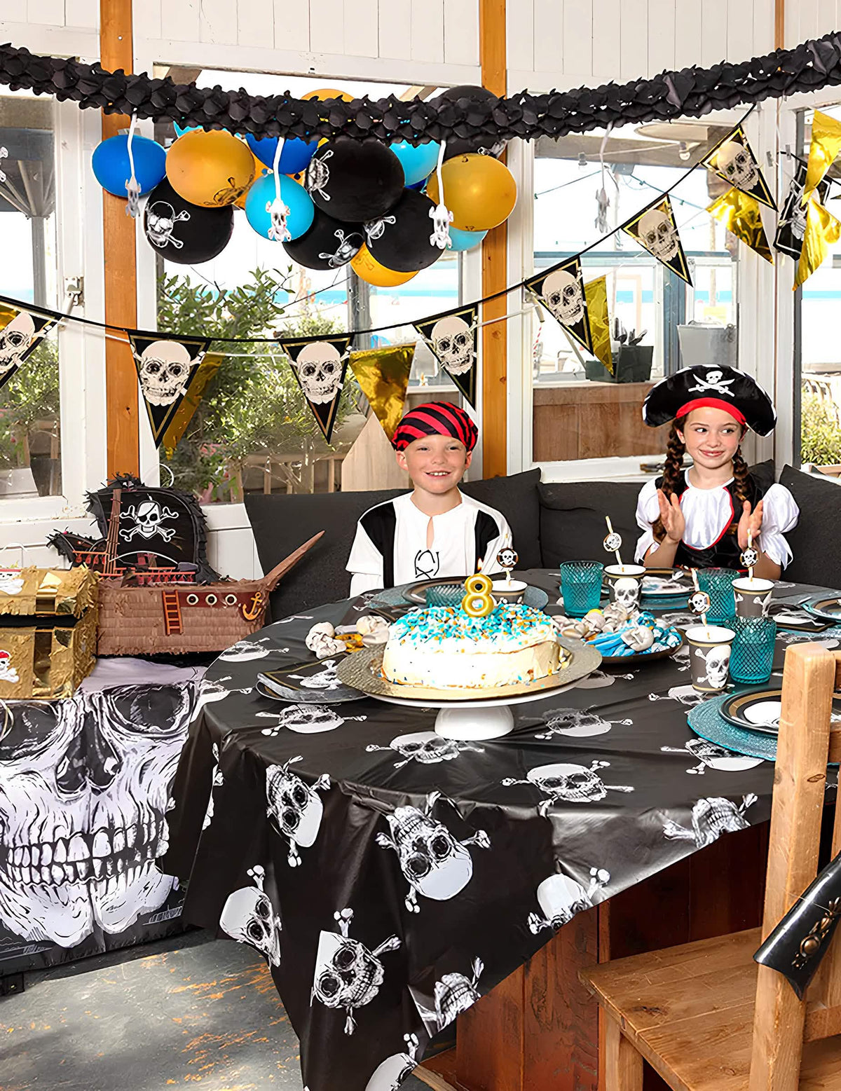 Jolly Roger Kalóz Zászló születésnap alkalmával történő jelenetbeállítás