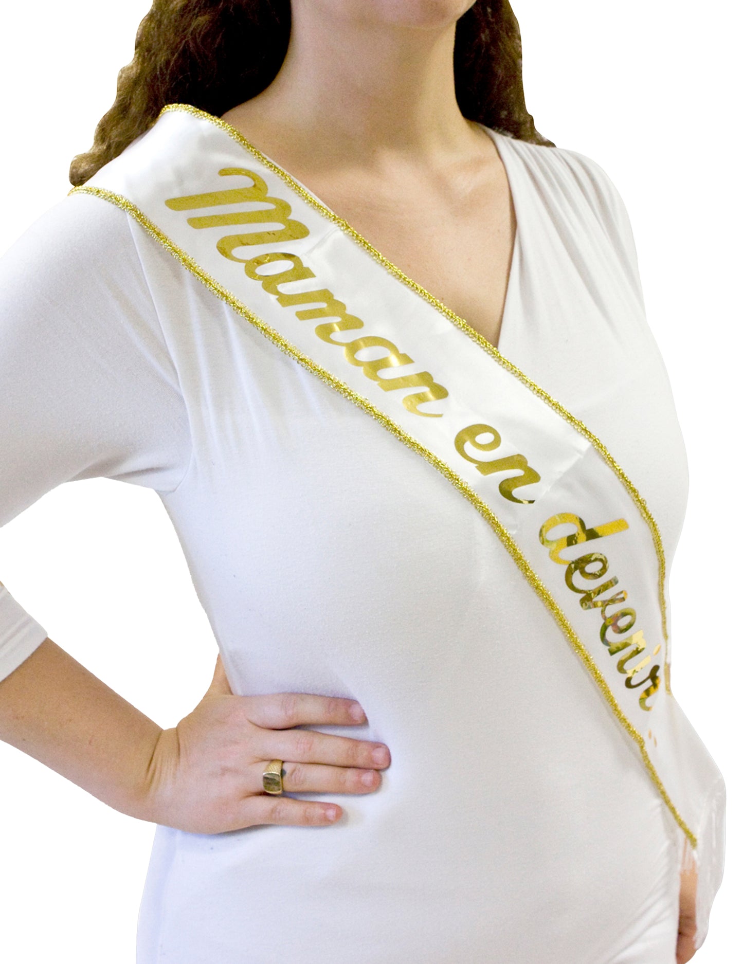 Détail de l'inscription dorée de l'écharpe en satin Maman en devenir