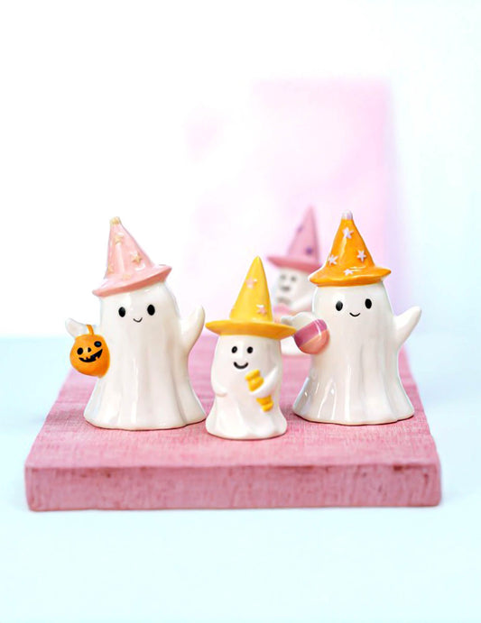 Dekoratív Summerween szellem kerámiából, csillagos kalappal 9,5 x 8 x 15 cm