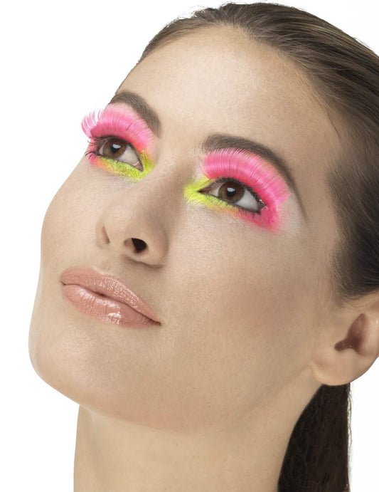 Gros plan des faux cils longs pour adulte roses