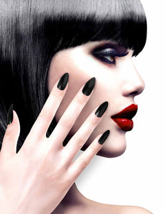 Faux cils et faux ongles