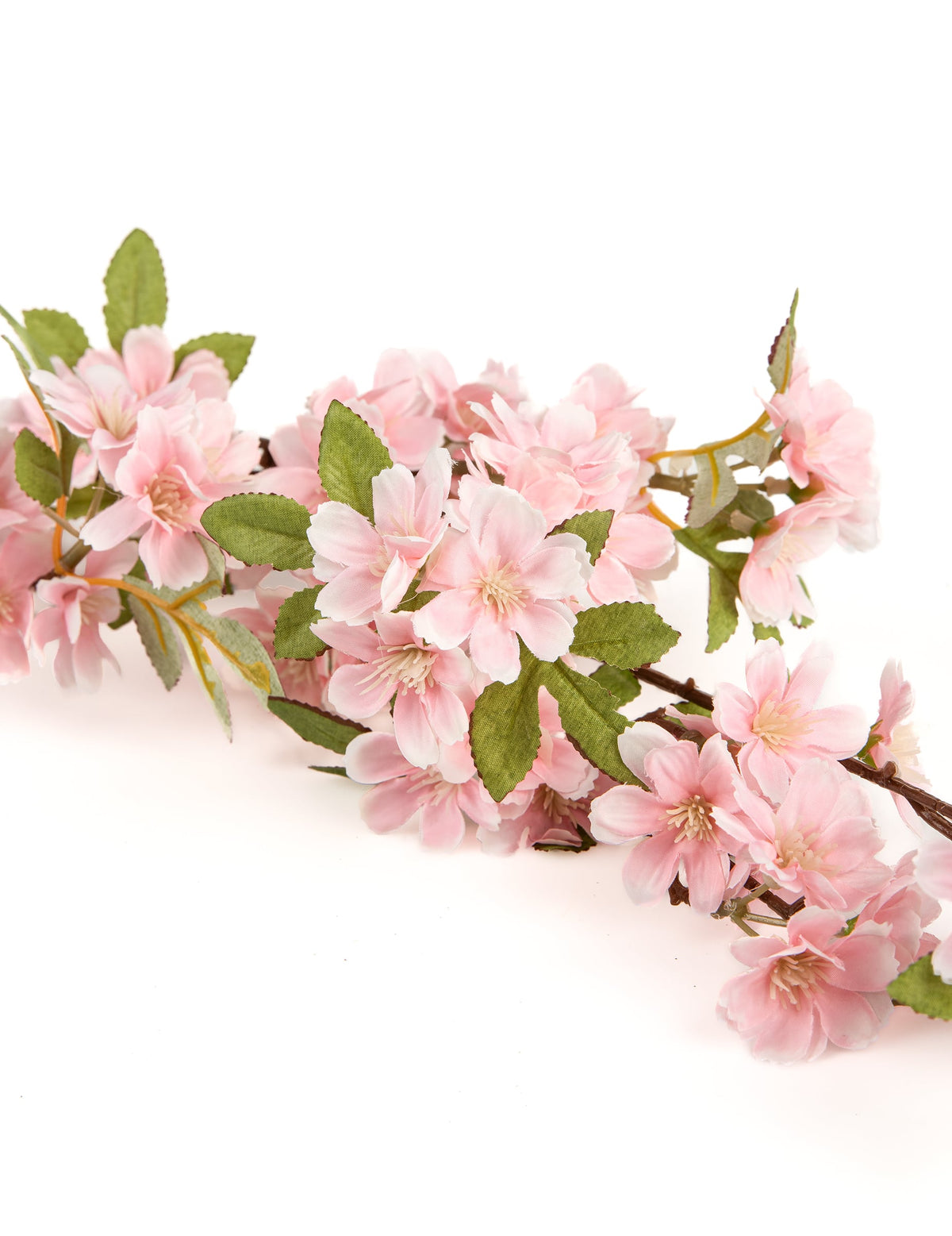 Gros plan sur les fleurs de cerisier artificielles style sakura
