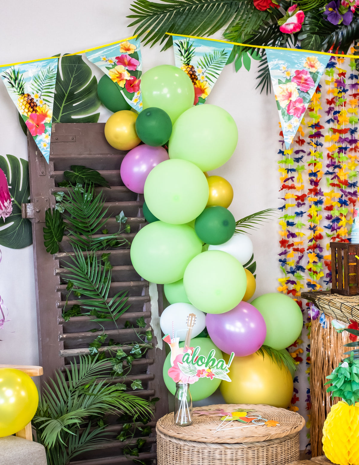 Hawaii party zászlófüzér elrendezése trópusi dekorációban