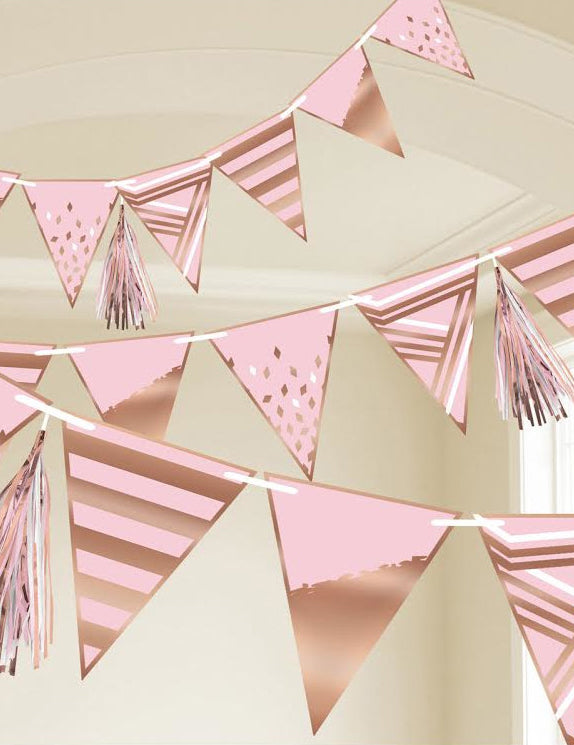 Rózsaszín girland rozéarany motívumokkal és bojtokkal, 2,55 m, születésnapi dekoráció